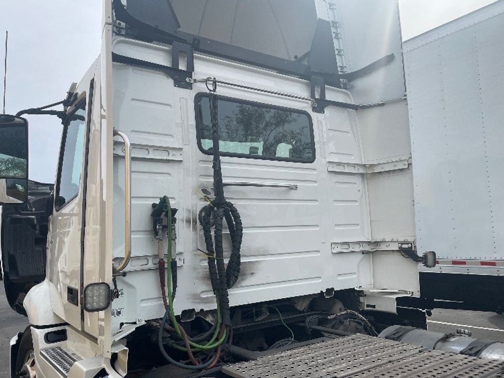 Day Cab Tractor-Heavy Duty Tractors-Volvo-2021-VNR64300-Phoenix-AZ-453,201\n\t\tmiles-$ 47,000 - Image 18