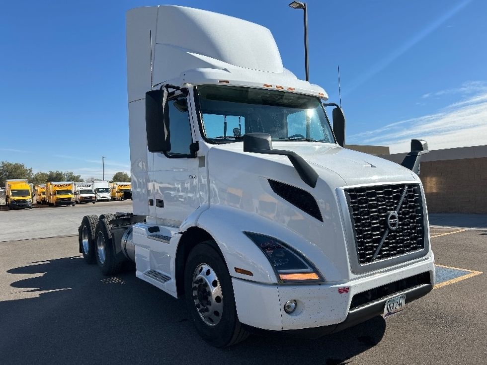 Day Cab Tractor-Heavy Duty Tractors-Volvo-2021-VNR64300-Phoenix-AZ-453,362\n\t\tmiles-$ 47,000 - Image 1