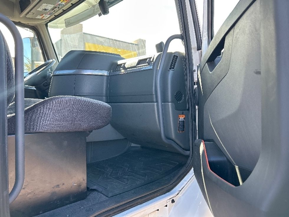 Day Cab Tractor-Heavy Duty Tractors-Volvo-2021-VNR64300-Phoenix-AZ-453,362\n\t\tmiles-$ 47,000 - Image 12