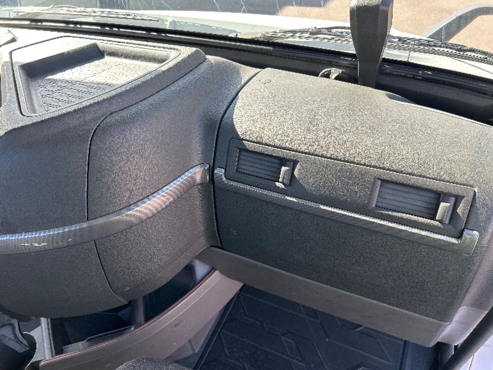 Day Cab Tractor-Heavy Duty Tractors-Volvo-2021-VNR64300-Phoenix-AZ-453,362\n\t\tmiles-$ 47,000 - Image 13