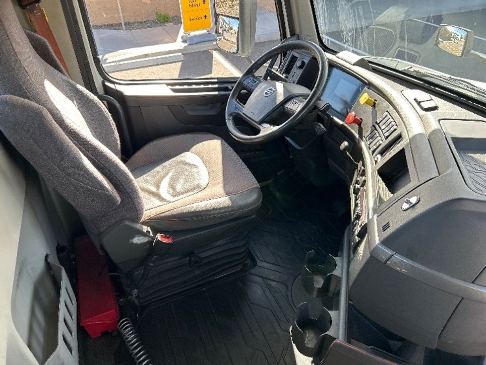 Day Cab Tractor-Heavy Duty Tractors-Volvo-2021-VNR64300-Phoenix-AZ-453,362\n\t\tmiles-$ 47,000 - Image 14