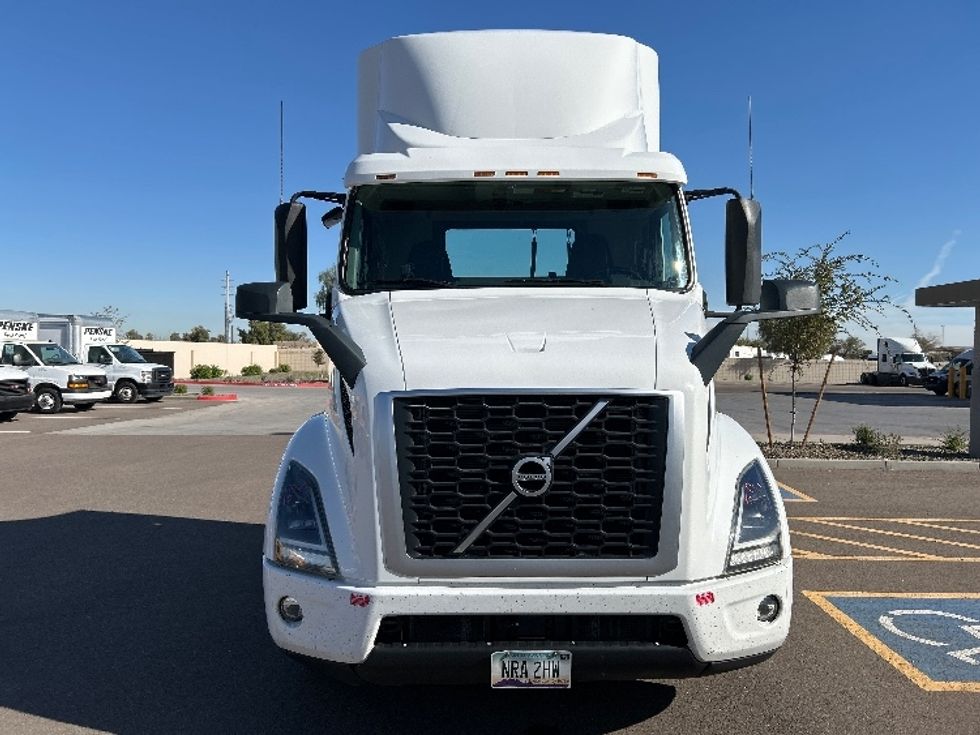 Day Cab Tractor-Heavy Duty Tractors-Volvo-2021-VNR64300-Phoenix-AZ-453,362\n\t\tmiles-$ 47,000 - Image 2