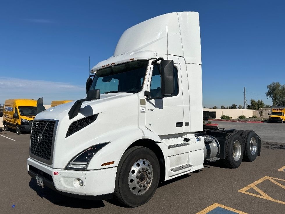 Day Cab Tractor-Heavy Duty Tractors-Volvo-2021-VNR64300-Phoenix-AZ-453,362\n\t\tmiles-$ 47,000 - Image 3