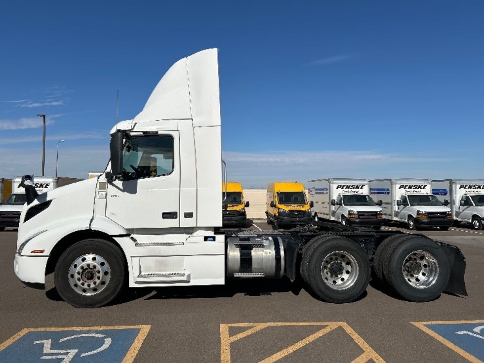 Day Cab Tractor-Heavy Duty Tractors-Volvo-2021-VNR64300-Phoenix-AZ-453,362\n\t\tmiles-$ 47,000 - Image 4