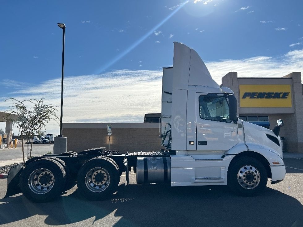 Day Cab Tractor-Heavy Duty Tractors-Volvo-2021-VNR64300-Phoenix-AZ-453,362\n\t\tmiles-$ 47,000 - Image 8