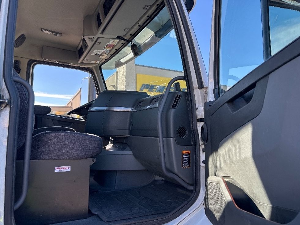 Day Cab Tractor-Heavy Duty Tractors-Volvo-2021-VNR64300-Phoenix-AZ-476,505\n\t\tmiles-$ 45,500 - Image 12