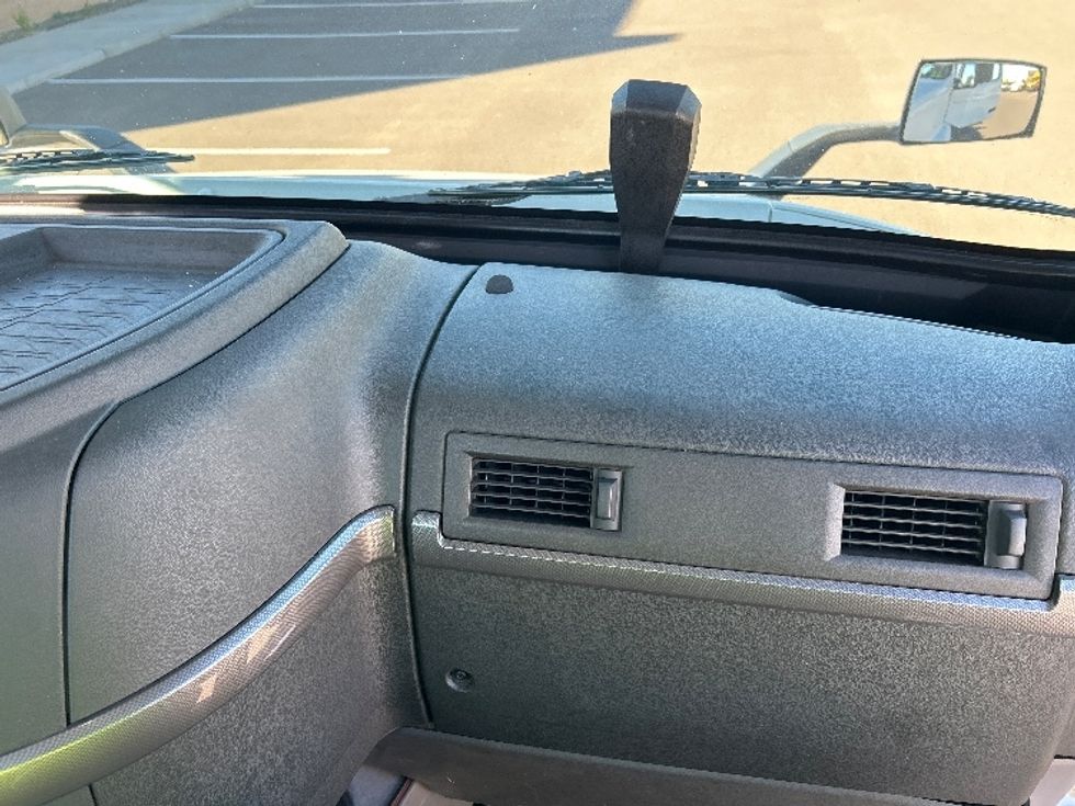 Day Cab Tractor-Heavy Duty Tractors-Volvo-2021-VNR64300-Phoenix-AZ-476,505\n\t\tmiles-$ 45,500 - Image 13