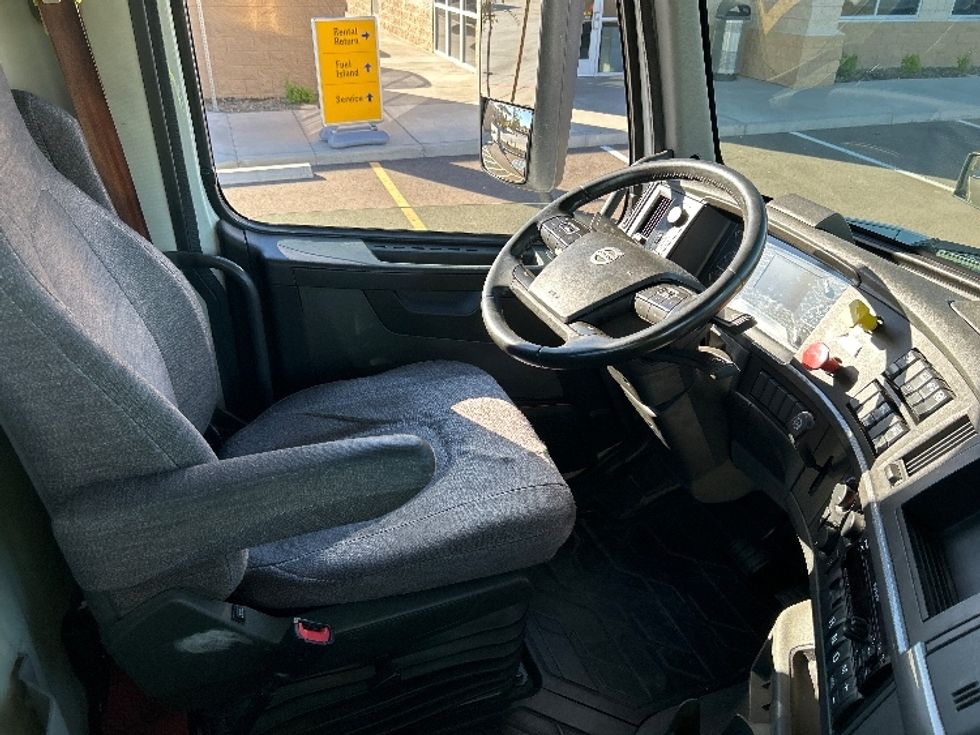 Day Cab Tractor-Heavy Duty Tractors-Volvo-2021-VNR64300-Phoenix-AZ-476,505\n\t\tmiles-$ 45,500 - Image 14