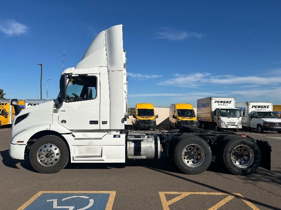 Day Cab Tractor-Heavy Duty Tractors-Volvo-2021-VNR64300-Phoenix-AZ-476,505\n\t\tmiles-$ 45,500 - Image 4