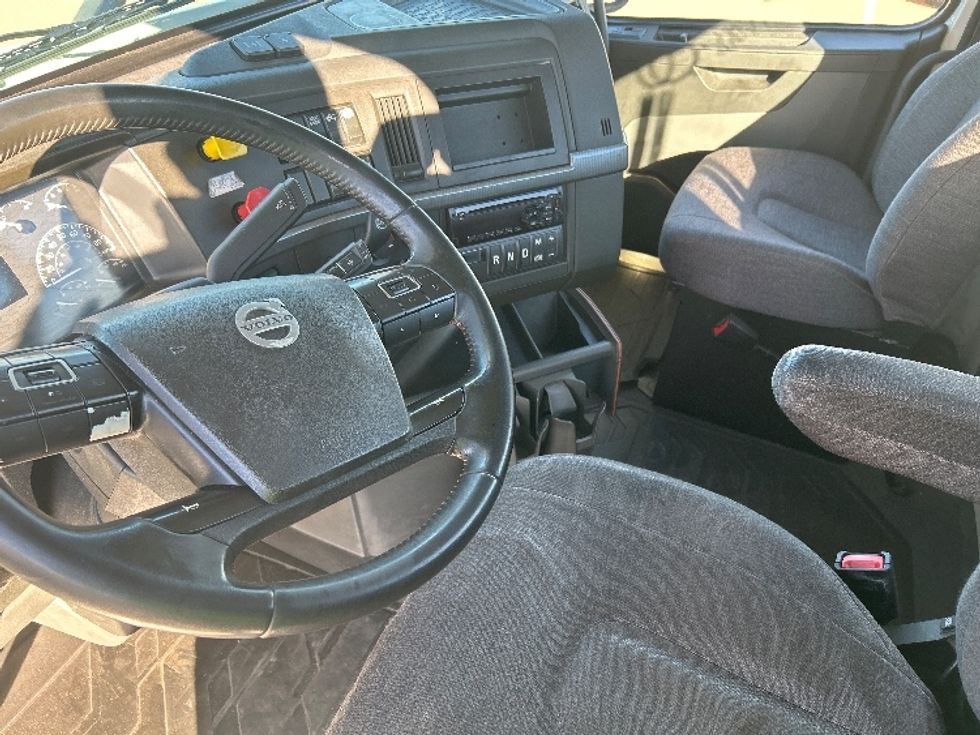 Day Cab Tractor-Heavy Duty Tractors-Volvo-2021-VNR64300-Phoenix-AZ-476,505\n\t\tmiles-$ 45,500 - Image 8