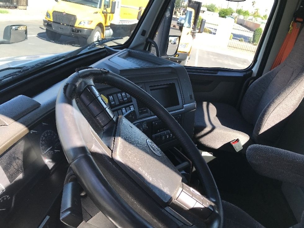 Day Cab Tractor-Heavy Duty Tractors-Volvo-2021-VNR64300-Phoenix-AZ-479,805\n\t\tmiles-$ 46,500 - Image 10