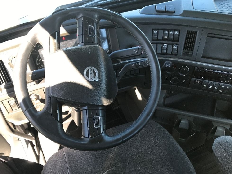 Day Cab Tractor-Heavy Duty Tractors-Volvo-2021-VNR64300-Phoenix-AZ-479,805\n\t\tmiles-$ 46,500 - Image 11
