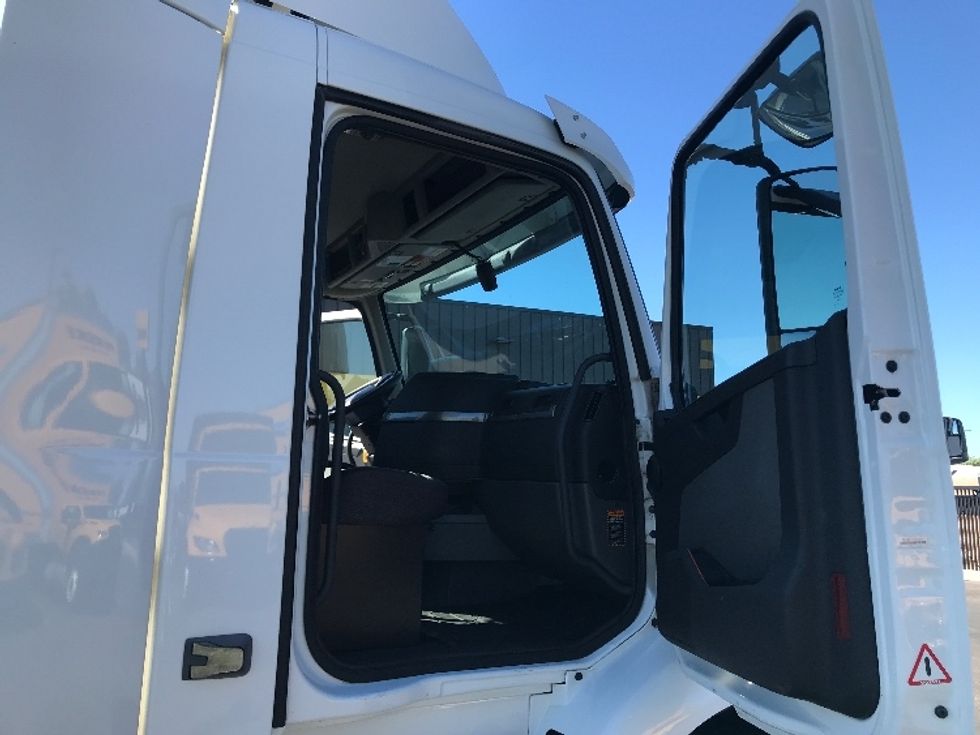 Day Cab Tractor-Heavy Duty Tractors-Volvo-2021-VNR64300-Phoenix-AZ-479,805\n\t\tmiles-$ 46,500 - Image 12