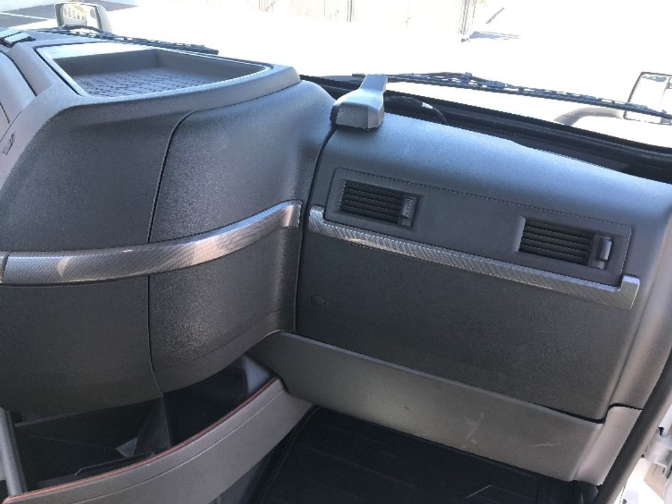 Day Cab Tractor-Heavy Duty Tractors-Volvo-2021-VNR64300-Phoenix-AZ-479,805\n\t\tmiles-$ 46,500 - Image 13