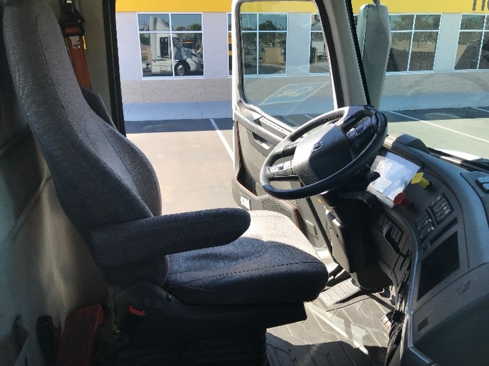 Day Cab Tractor-Heavy Duty Tractors-Volvo-2021-VNR64300-Phoenix-AZ-479,805\n\t\tmiles-$ 46,500 - Image 14