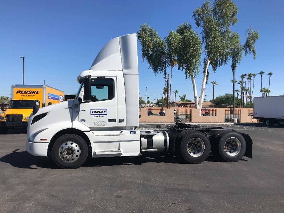 Day Cab Tractor-Heavy Duty Tractors-Volvo-2021-VNR64300-Phoenix-AZ-479,805\n\t\tmiles-$ 46,500 - Image 4