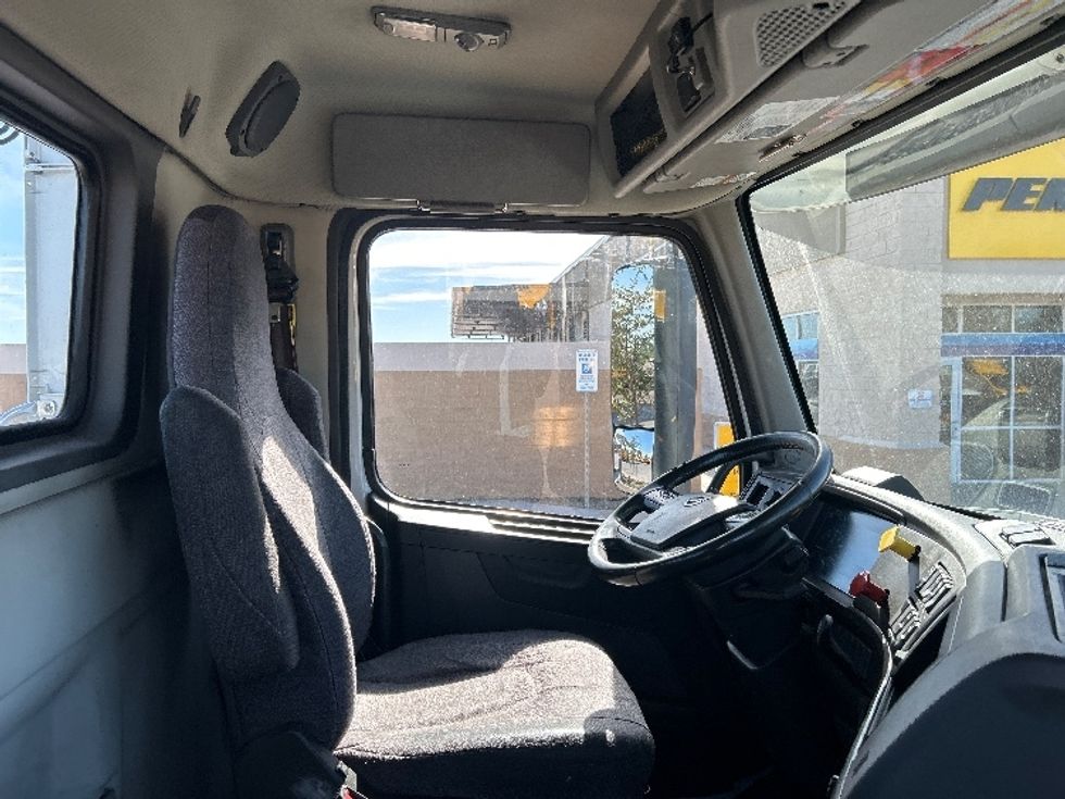 Day Cab Tractor-Heavy Duty Tractors-Volvo-2021-VNR64300-Phoenix-AZ-483,305\n\t\tmiles-$ 44,750 - Image 13