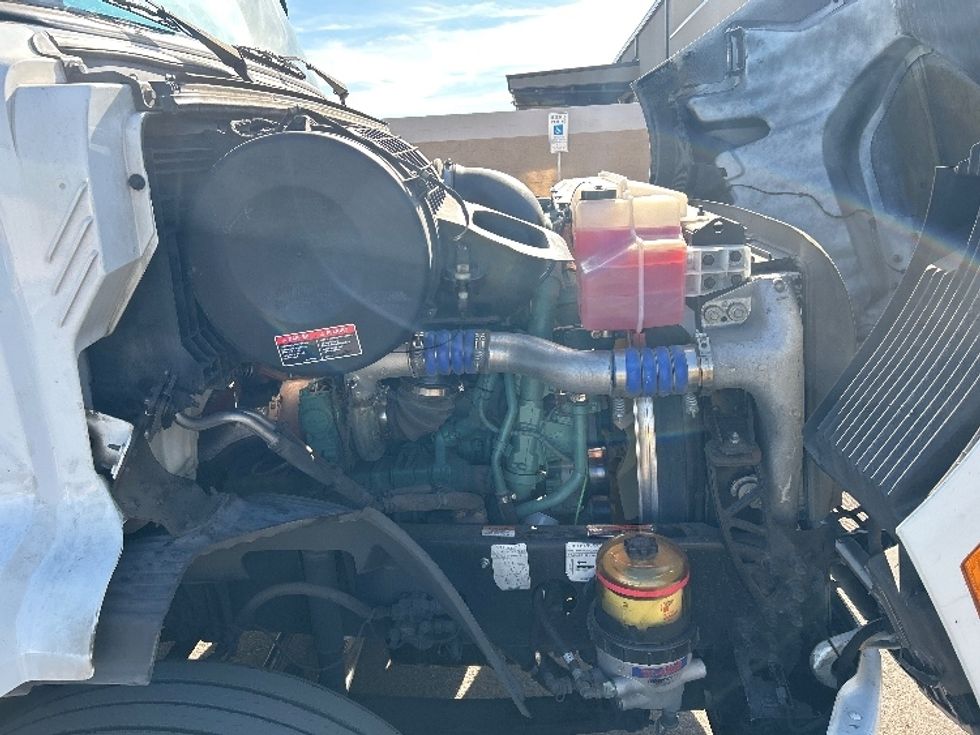 Day Cab Tractor-Heavy Duty Tractors-Volvo-2021-VNR64300-Phoenix-AZ-483,305\n\t\tmiles-$ 44,750 - Image 14