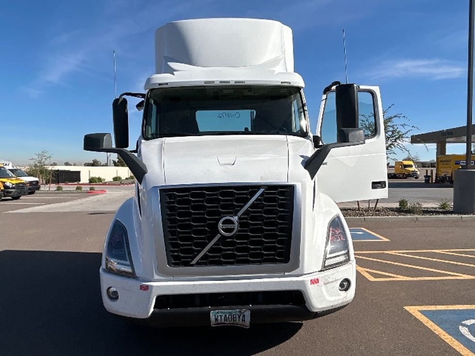 Day Cab Tractor-Heavy Duty Tractors-Volvo-2021-VNR64300-Phoenix-AZ-483,305\n\t\tmiles-$ 44,750 - Image 2