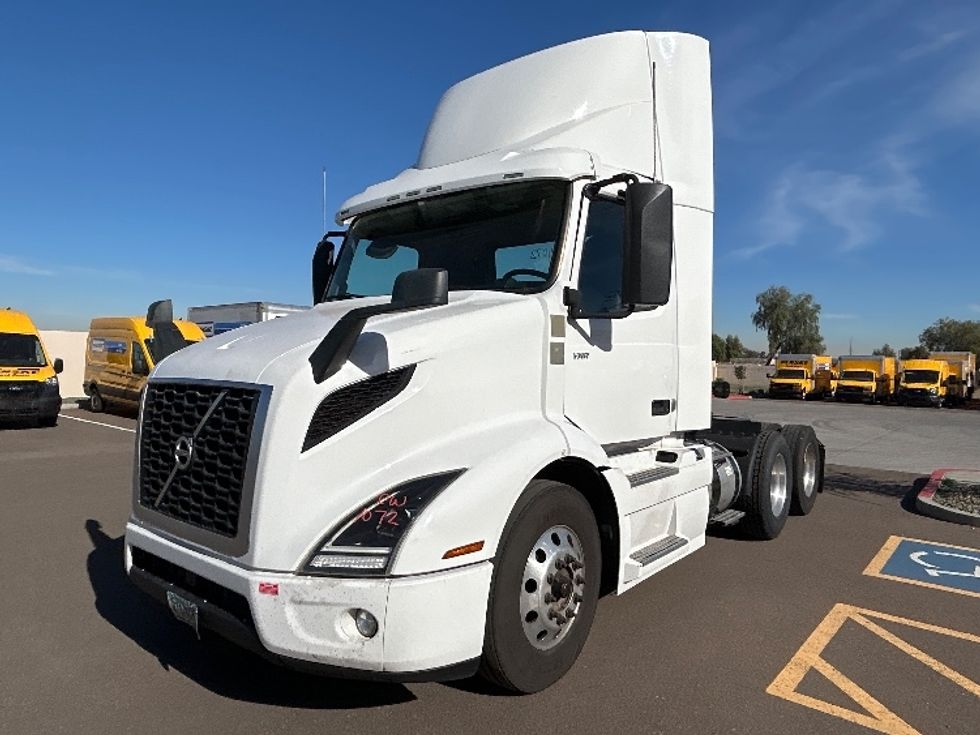Day Cab Tractor-Heavy Duty Tractors-Volvo-2021-VNR64300-Phoenix-AZ-483,305\n\t\tmiles-$ 44,750 - Image 3