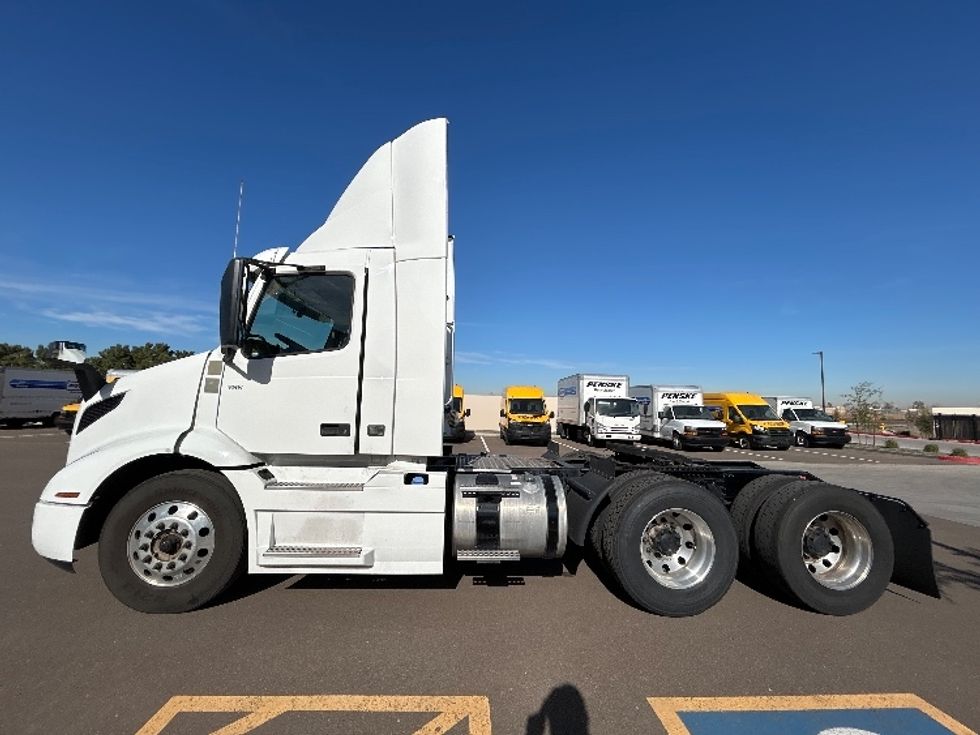 Day Cab Tractor-Heavy Duty Tractors-Volvo-2021-VNR64300-Phoenix-AZ-483,305\n\t\tmiles-$ 44,750 - Image 4
