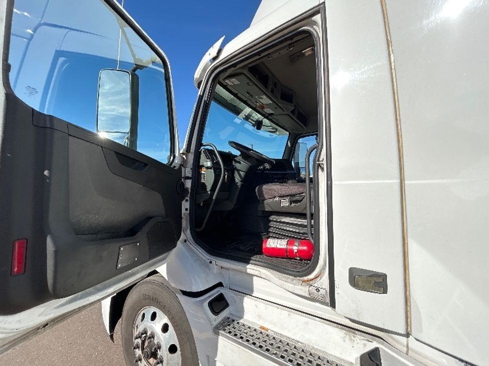 Day Cab Tractor-Heavy Duty Tractors-Volvo-2021-VNR64300-Phoenix-AZ-483,305\n\t\tmiles-$ 44,750 - Image 9