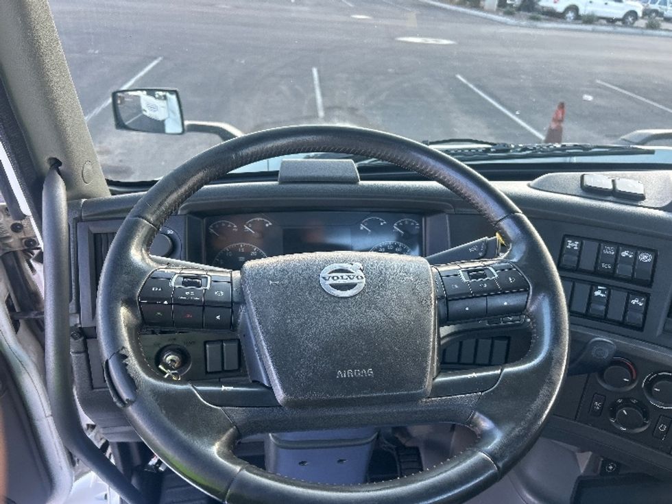 Day Cab Tractor-Heavy Duty Tractors-Volvo-2021-VNR64300-Phoenix-AZ-485,863\n\t\tmiles-$ 46,000 - Image 11