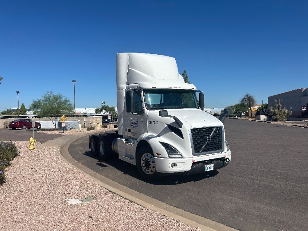 Day Cab Tractor-Heavy Duty Tractors-Volvo-2021-VNR64300-Phoenix-AZ-493,581\n\t\tmiles-$ 43,500 - Image 1