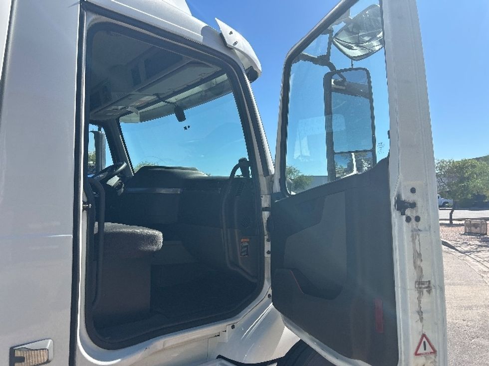 Day Cab Tractor-Heavy Duty Tractors-Volvo-2021-VNR64300-Phoenix-AZ-493,581\n\t\tmiles-$ 43,500 - Image 12
