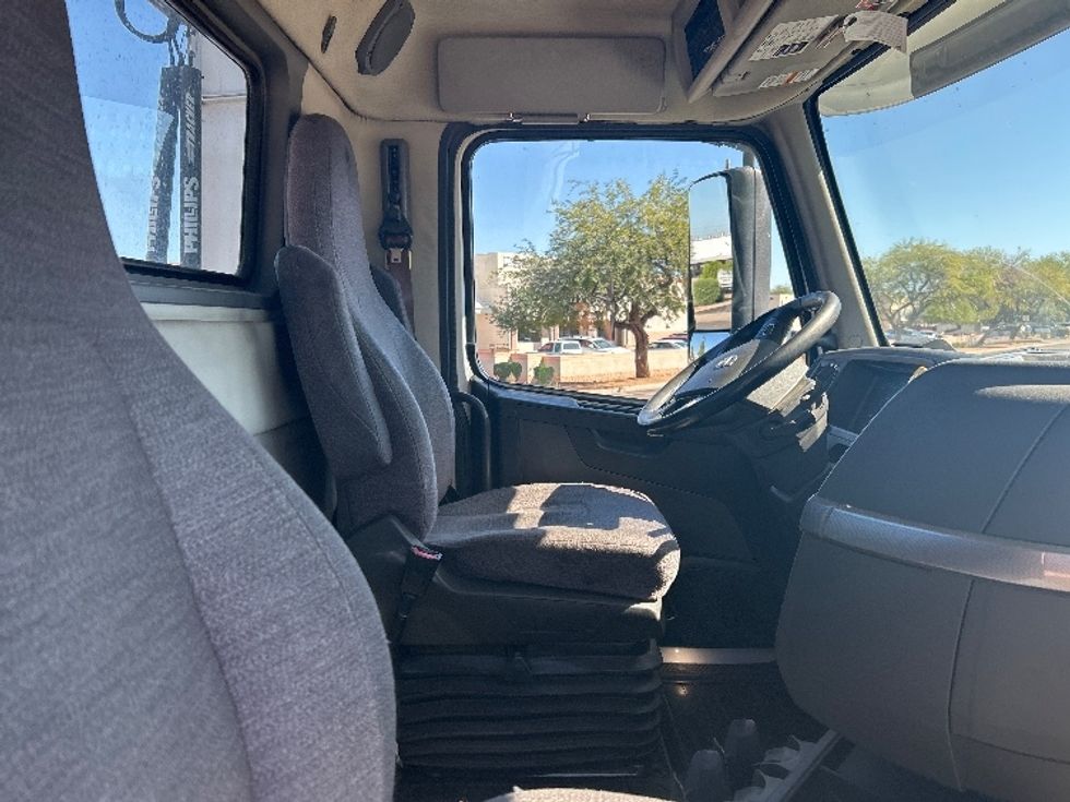 Day Cab Tractor-Heavy Duty Tractors-Volvo-2021-VNR64300-Phoenix-AZ-493,581\n\t\tmiles-$ 43,500 - Image 14