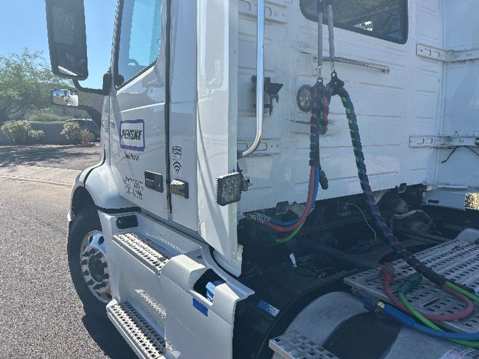 Day Cab Tractor-Heavy Duty Tractors-Volvo-2021-VNR64300-Phoenix-AZ-493,581\n\t\tmiles-$ 43,500 - Image 17