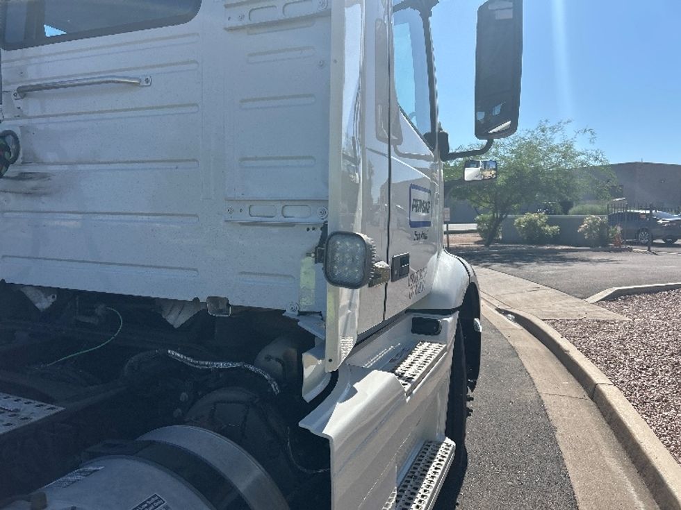 Day Cab Tractor-Heavy Duty Tractors-Volvo-2021-VNR64300-Phoenix-AZ-493,581\n\t\tmiles-$ 43,500 - Image 18