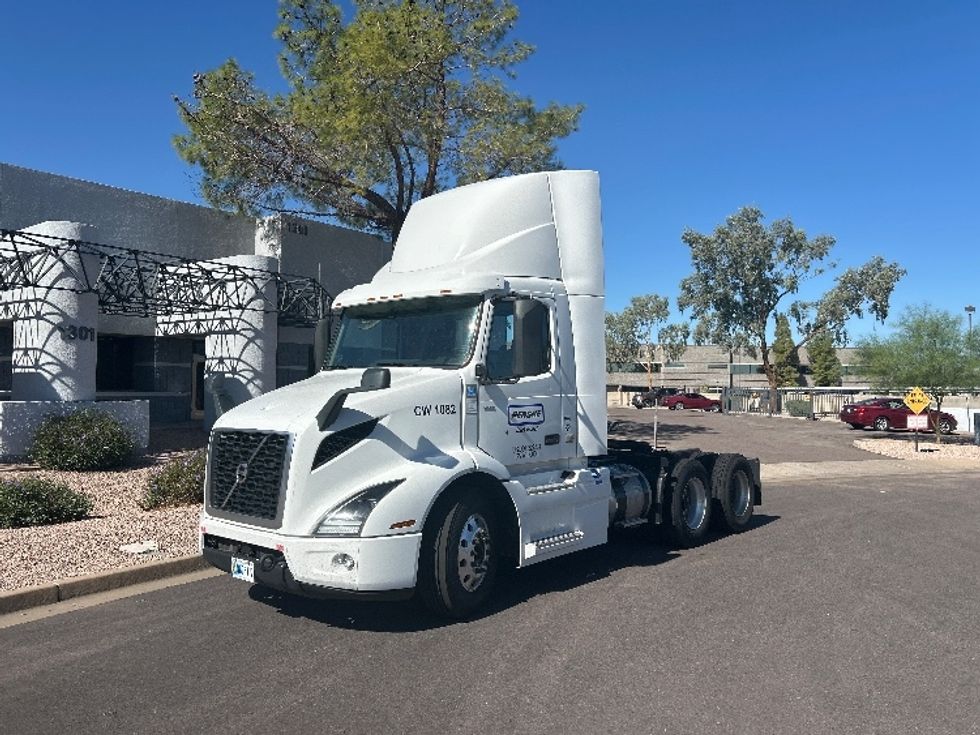 Day Cab Tractor-Heavy Duty Tractors-Volvo-2021-VNR64300-Phoenix-AZ-493,581\n\t\tmiles-$ 43,500 - Image 3