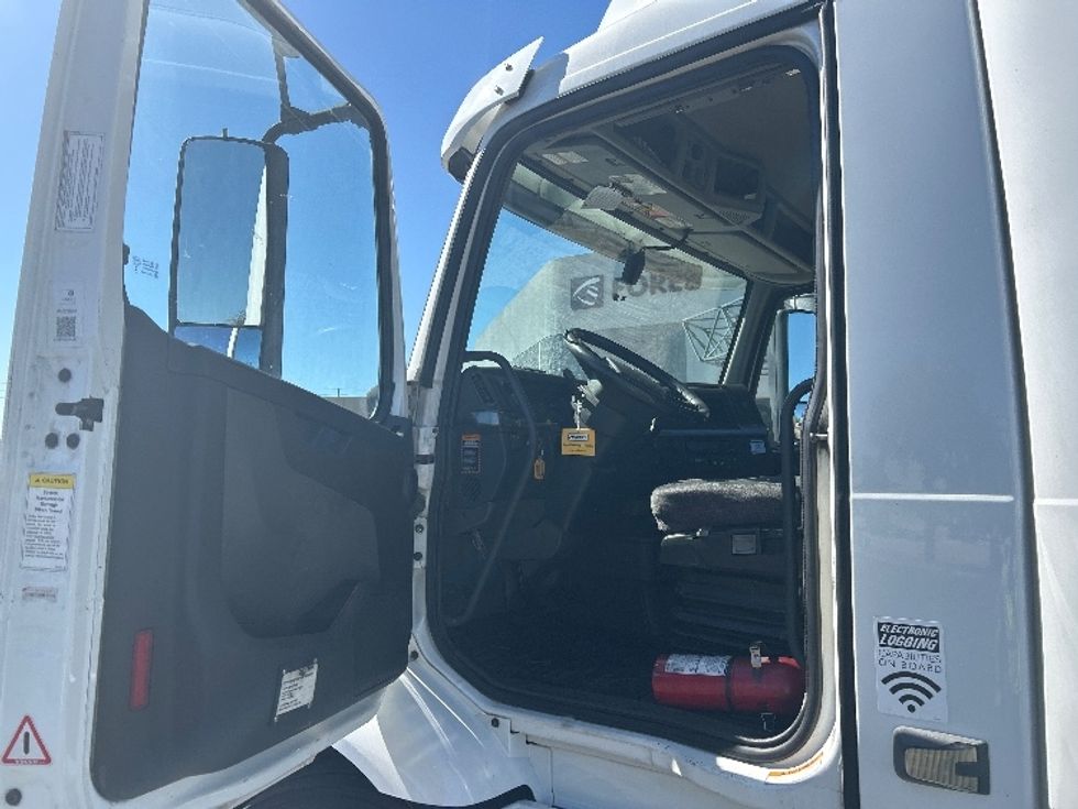 Day Cab Tractor-Heavy Duty Tractors-Volvo-2021-VNR64300-Phoenix-AZ-493,581\n\t\tmiles-$ 43,500 - Image 9