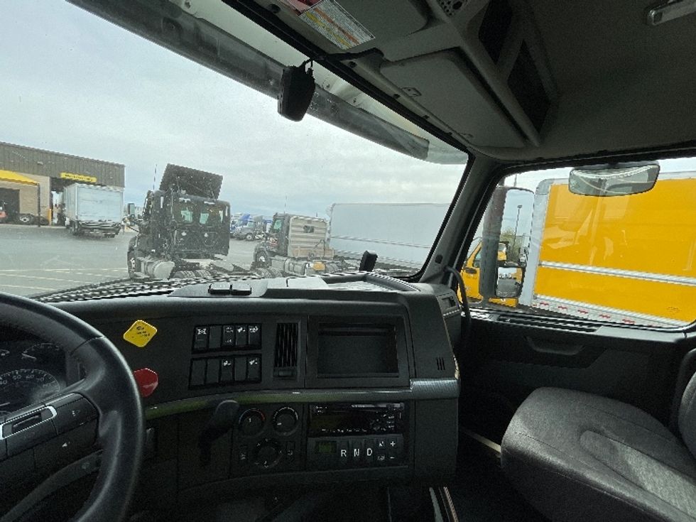 Day Cab Tractor-Heavy Duty Tractors-Volvo-2021-VNR64300-Phoenix-AZ-498,582\n\t\tmiles-$ 42,250 - Image 10