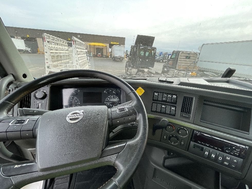 Day Cab Tractor-Heavy Duty Tractors-Volvo-2021-VNR64300-Phoenix-AZ-498,582\n\t\tmiles-$ 42,250 - Image 11