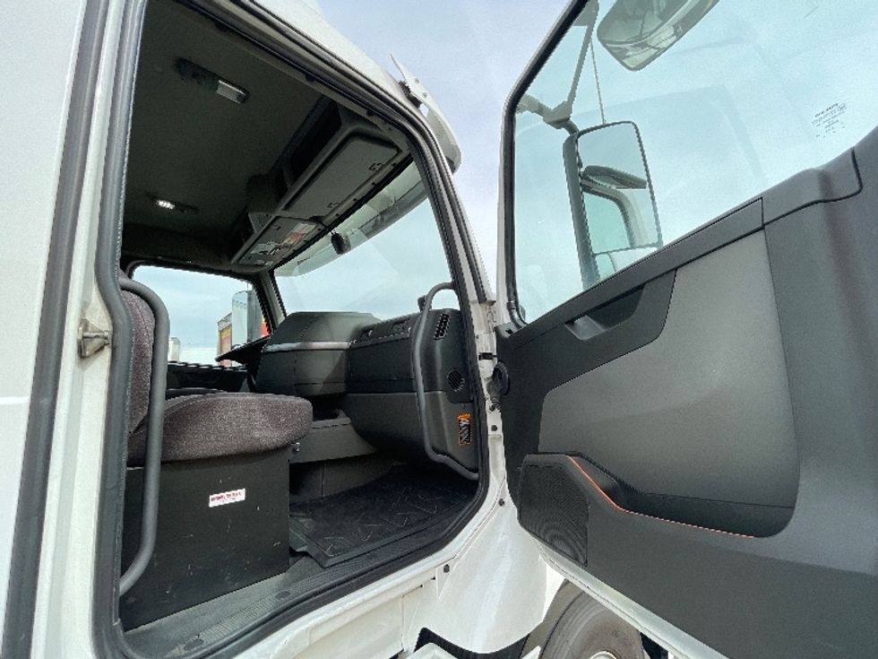Day Cab Tractor-Heavy Duty Tractors-Volvo-2021-VNR64300-Phoenix-AZ-498,582\n\t\tmiles-$ 42,250 - Image 12