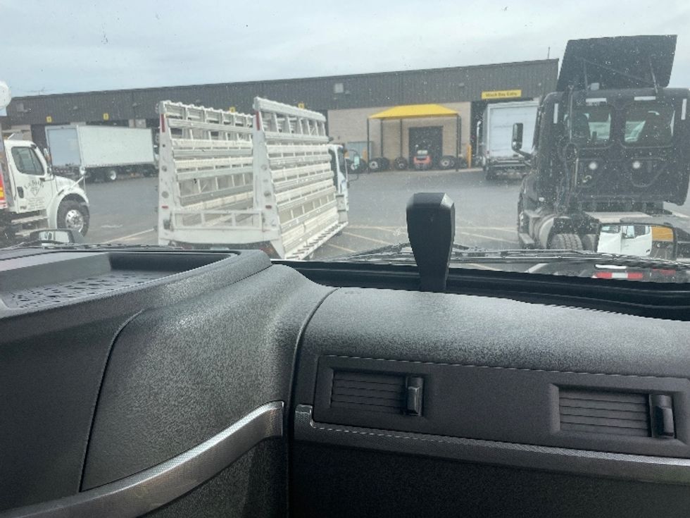 Day Cab Tractor-Heavy Duty Tractors-Volvo-2021-VNR64300-Phoenix-AZ-498,582\n\t\tmiles-$ 42,250 - Image 13