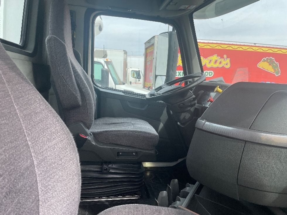 Day Cab Tractor-Heavy Duty Tractors-Volvo-2021-VNR64300-Phoenix-AZ-498,582\n\t\tmiles-$ 42,250 - Image 14