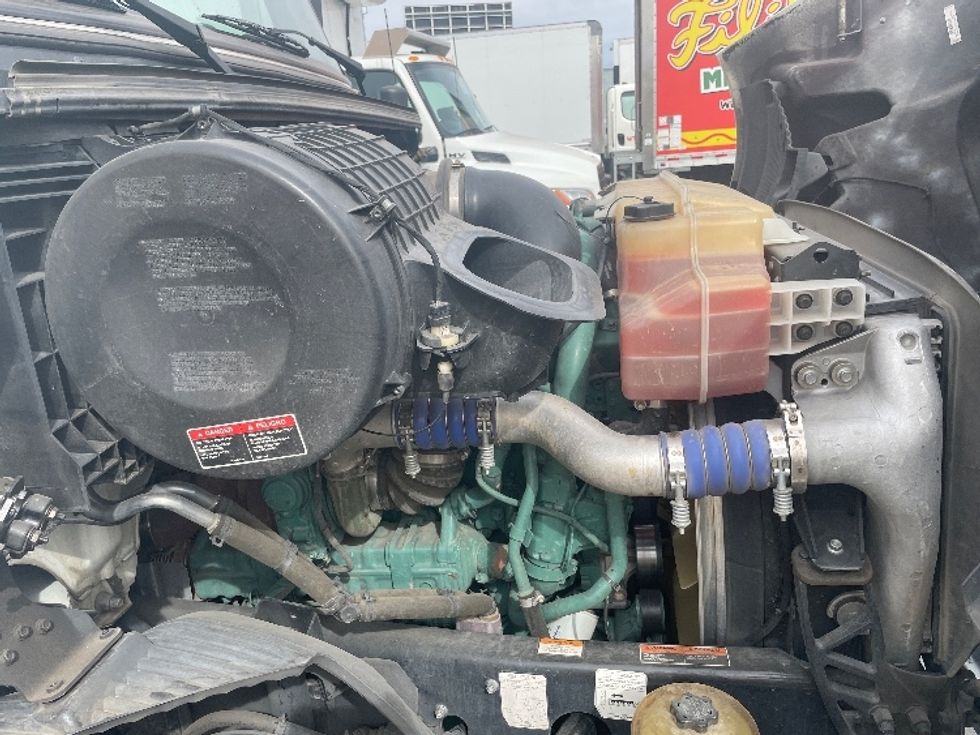 Day Cab Tractor-Heavy Duty Tractors-Volvo-2021-VNR64300-Phoenix-AZ-498,582\n\t\tmiles-$ 42,250 - Image 15