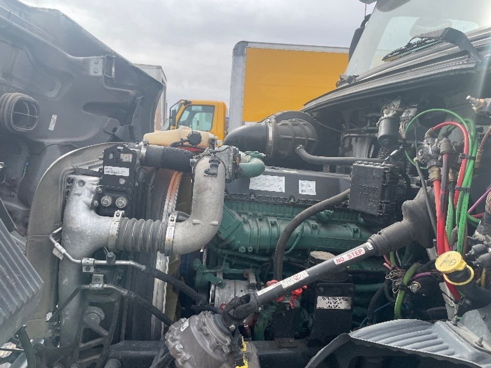 Day Cab Tractor-Heavy Duty Tractors-Volvo-2021-VNR64300-Phoenix-AZ-498,582\n\t\tmiles-$ 42,250 - Image 16