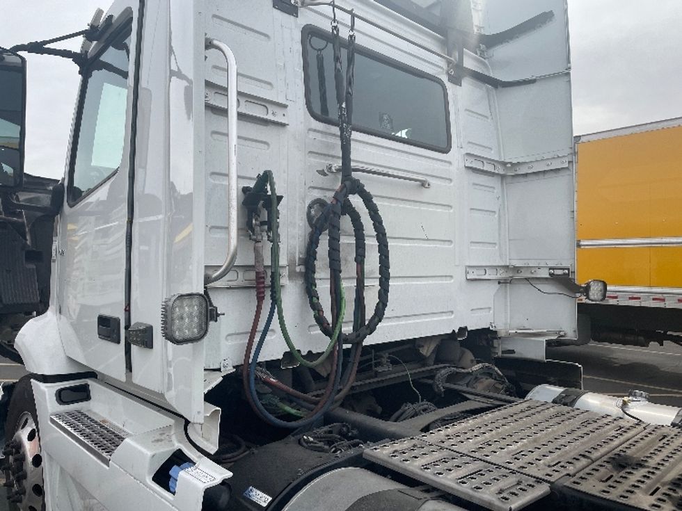 Day Cab Tractor-Heavy Duty Tractors-Volvo-2021-VNR64300-Phoenix-AZ-498,582\n\t\tmiles-$ 42,250 - Image 17