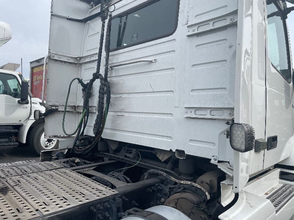 Day Cab Tractor-Heavy Duty Tractors-Volvo-2021-VNR64300-Phoenix-AZ-498,582\n\t\tmiles-$ 42,250 - Image 18