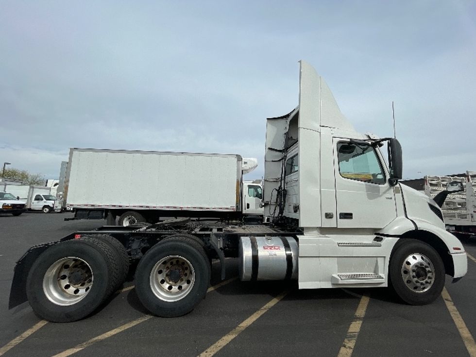 Day Cab Tractor-Heavy Duty Tractors-Volvo-2021-VNR64300-Phoenix-AZ-498,582\n\t\tmiles-$ 42,250 - Image 8