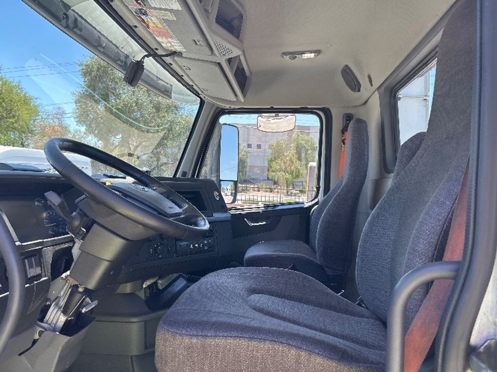 Day Cab Tractor-Heavy Duty Tractors-Volvo-2021-VNR64300-Phoenix-AZ-500,854\n\t\tmiles-$ 45,750 - Image 10