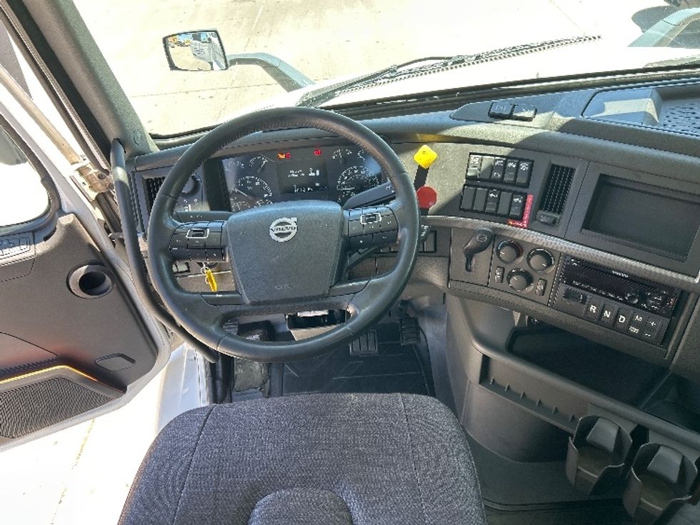 Day Cab Tractor-Heavy Duty Tractors-Volvo-2021-VNR64300-Phoenix-AZ-500,854\n\t\tmiles-$ 45,750 - Image 11