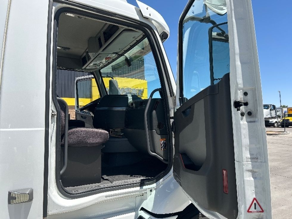Day Cab Tractor-Heavy Duty Tractors-Volvo-2021-VNR64300-Phoenix-AZ-500,854\n\t\tmiles-$ 45,750 - Image 12