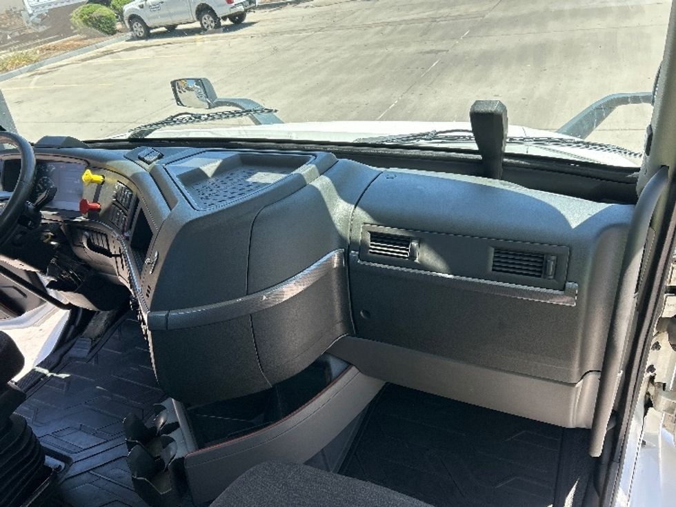 Day Cab Tractor-Heavy Duty Tractors-Volvo-2021-VNR64300-Phoenix-AZ-500,854\n\t\tmiles-$ 45,750 - Image 13