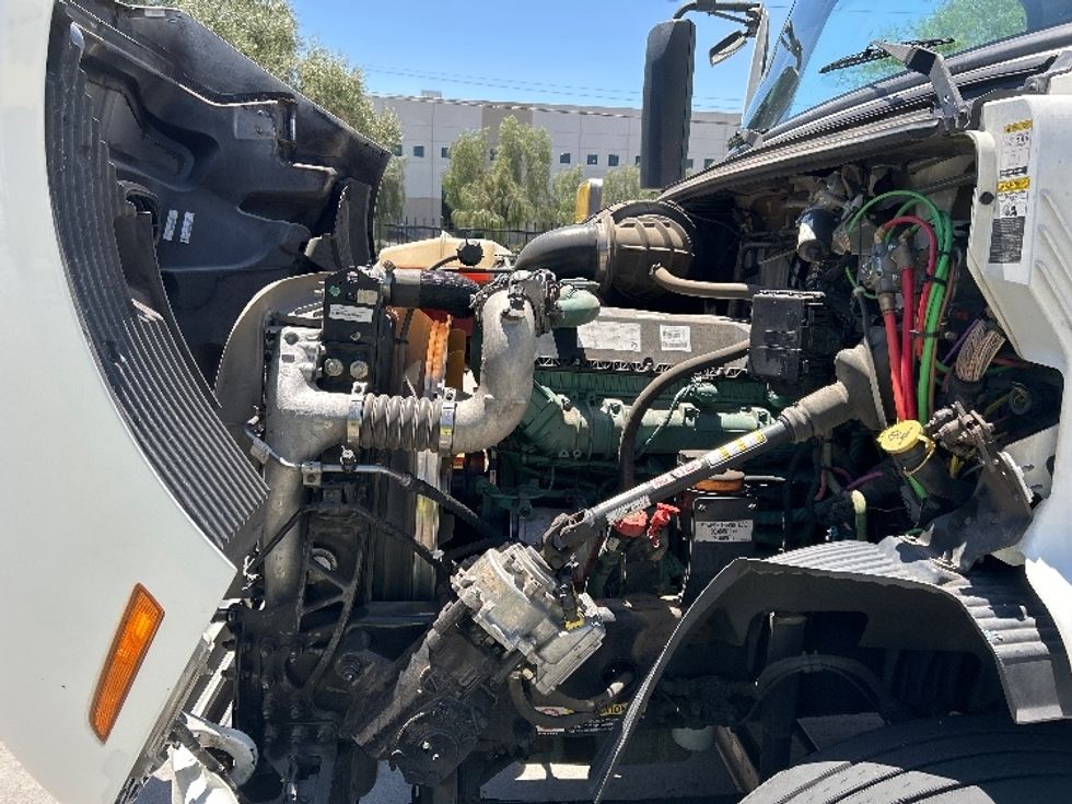 Day Cab Tractor-Heavy Duty Tractors-Volvo-2021-VNR64300-Phoenix-AZ-500,854\n\t\tmiles-$ 45,750 - Image 16