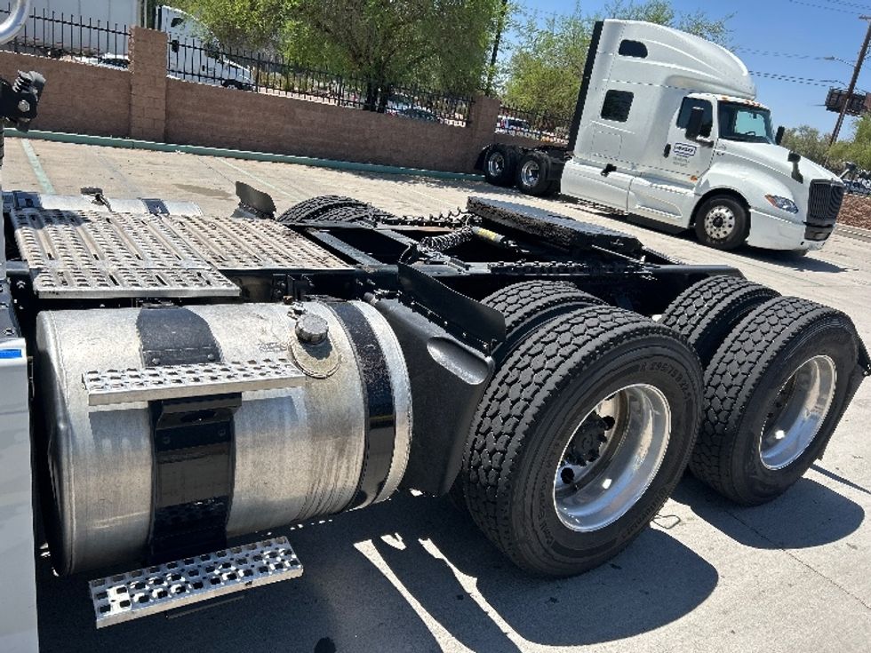 Day Cab Tractor-Heavy Duty Tractors-Volvo-2021-VNR64300-Phoenix-AZ-500,854\n\t\tmiles-$ 45,750 - Image 17